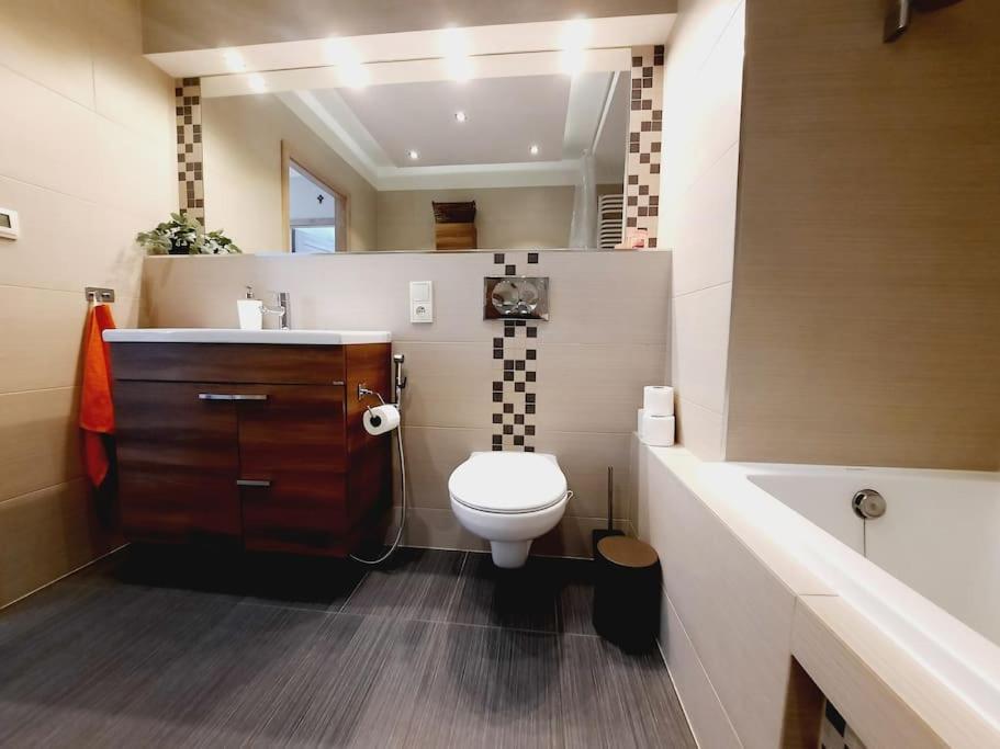 Apartament Z Podziemnym Parkingiem Ulica Wroclawska Krakau Buitenkant foto
